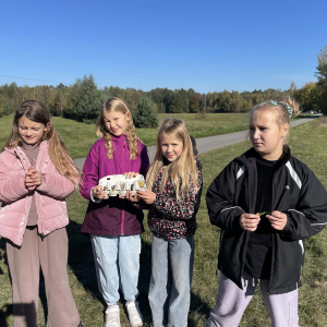 Uczniowie klas 4 podczas zajęć kółka przyrodniczego - zabawa „Znajdź coś...”. Kliknięcie w zdjęcie spowoduje powiększenie do oryginalnego rozmiaru.