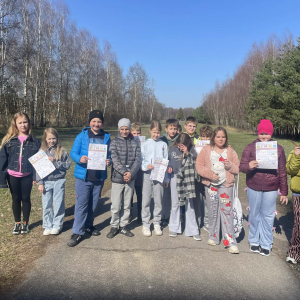 Uczniowie klas 4 podczas zajęć kółka przyrodniczego – wiosenne bingo. Kliknięcie w zdjęcie spowoduje powiększenie do oryginalnego rozmiaru.