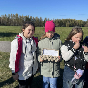 Uczniowie klas 4 podczas zajęć kółka przyrodniczego - zabawa „Znajdź coś”. Kliknięcie w zdjęcie spowoduje powiększenie do oryginalnego rozmiaru.