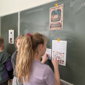 Uczniowie klas 4 podczas zajęć kółka przyrodniczego – Dzień Dzikiej Przyrody. Kliknięcie w zdjęcie spowoduje powiększenie do oryginalnego rozmiaru.