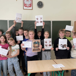 Uczniowie klas 4 podczas zajęć kółka przyrodniczego – Dzień Dzikiej Przyrody. Kliknięcie w zdjęcie spowoduje powiększenie do oryginalnego rozmiaru.