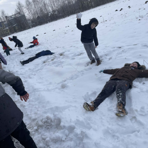 Uczniowie klas 4 podczas zajęć kółka przyrodniczego zabawy na śniegu. Kliknięcie w zdjęcie spowoduje powiększenie do oryginalnego rozmiaru.