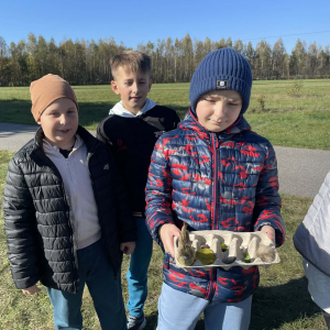 Uczniowie klas 4 podczas zajęć kółka przyrodniczego - zabawa „Znajdź coś...”. Kliknięcie w zdjęcie spowoduje powiększenie do oryginalnego rozmiaru.