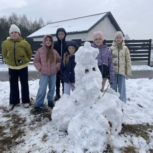 Uczniowie klas 4 podczas zajęć kółka przyrodniczego zabawy na śniegu. Kliknięcie w zdjęcie spowoduje powiększenie do oryginalnego rozmiaru.