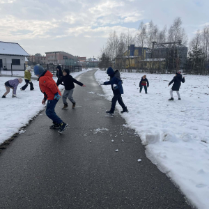 Uczniowie klas 4 podczas zajęć kółka przyrodniczego zabawy na śniegu. Kliknięcie w zdjęcie spowoduje powiększenie do oryginalnego rozmiaru.