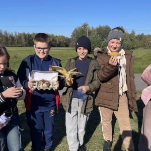 Uczniowie klas 4 podczas zajęć kółka przyrodniczego - zabawa „Znajdź coś”. Kliknięcie w zdjęcie spowoduje powiększenie do oryginalnego rozmiaru.