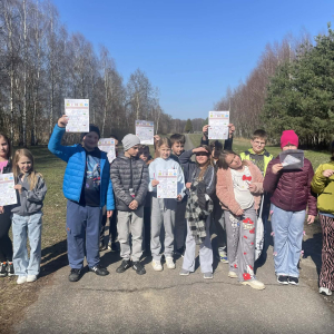 Uczniowie klas 4 podczas zajęć kółka przyrodniczego – wiosenne bingo. Kliknięcie w zdjęcie spowoduje powiększenie do oryginalnego rozmiaru.