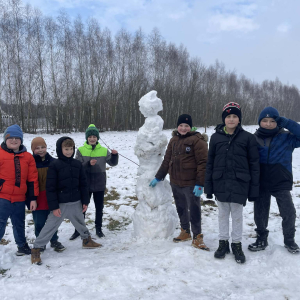 Uczniowie klas 4 podczas zajęć kółka przyrodniczego zabawy na śniegu. Kliknięcie w zdjęcie spowoduje powiększenie do oryginalnego rozmiaru.