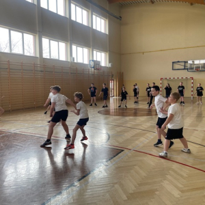 Międzyklasowy turniej sportowy z okazji pierwszego dnia wiosny gra w dwa ognie.  Kliknięcie w zdjęcie spowoduje powiększenie do oryginalnego rozmiaru.