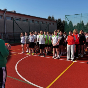 Międzyklasowy turniej sportowy z okazji pierwszego dnia wiosny. Uczniowie kl.6, 7, i 8  przed grą w piłkę ręczną. Kliknięcie w zdjęcie spowoduje powiększenie do oryginalnego rozmiaru.