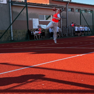 Międzyklasowy turniej sportowy z okazji pierwszego dnia wiosny gra klas 6, 7,8  w piłkę ręczną.  Kliknięcie w zdjęcie spowoduje powiększenie do oryginalnego rozmiaru.