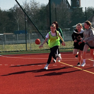Międzyklasowy turniej sportowy z okazji pierwszego dnia wiosny gra klas 6, 7,8  w piłkę ręczną.  Kliknięcie w zdjęcie spowoduje powiększenie do oryginalnego rozmiaru.