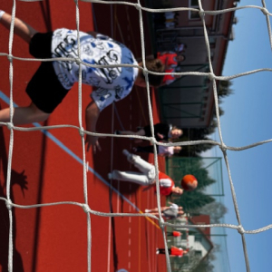 Międzyklasowy turniej sportowy z okazji pierwszego dnia wiosny gra klas 6, 7,8  w piłkę ręczną. Kliknięcie w zdjęcie spowoduje powiększenie do oryginalnego rozmiaru.