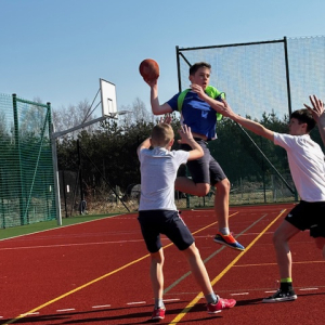 Międzyklasowy turniej sportowy z okazji pierwszego dnia wiosny gra klas 6, 7,8  w piłkę ręczną.  Kliknięcie w zdjęcie spowoduje powiększenie do oryginalnego rozmiaru.