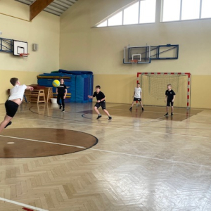 Międzyklasowy turniej sportowy z okazji pierwszego dnia wiosny gra w dwa ognie.  Kliknięcie w zdjęcie spowoduje powiększenie do oryginalnego rozmiaru.