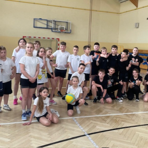 Międzyklasowy turniej sportowy z okazji pierwszego dnia wiosny. Uczniowie kl.4 i 5  przed grą w dwa ognie . Kliknięcie w zdjęcie spowoduje powiększenie do oryginalnego rozmiaru.