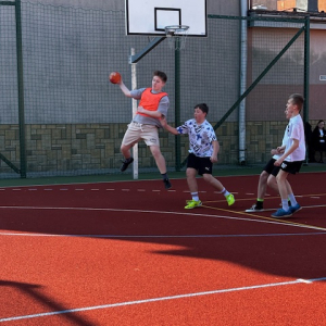 Międzyklasowy turniej sportowy z okazji pierwszego dnia wiosny gra klas 6, 7,8  w piłkę ręczną. Kliknięcie w zdjęcie spowoduje powiększenie do oryginalnego rozmiaru.