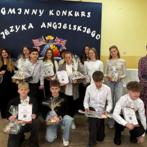 Grupa Uczniów na  Gminnym Konkursie Języka Angielskiego  w Niedzieliskach. Kliknięcie w zdjęcie spowoduje powiększenie do oryginalnego rozmiaru.