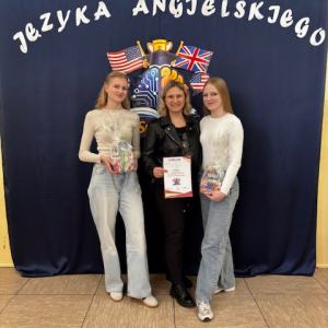 Uczennice naszej szkoły – Natalia Łucarz i Hania Mądrzyk z nauczycielem – na  Gminnym Konkursie Języka Angielskiego  w Niedzieliskach. Kliknięcie w zdjęcie spowoduje powiększenie do oryginalnego rozmiaru.