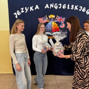 Uczennice naszej szkoły – Natalia Łucarz i Hania Mądrzyk – na  Gminnym Konkursie Języka Angielskiego  w Niedzieliskach podczas wręczania nagród. Kliknięcie w zdjęcie spowoduje powiększenie do oryginalnego rozmiaru.