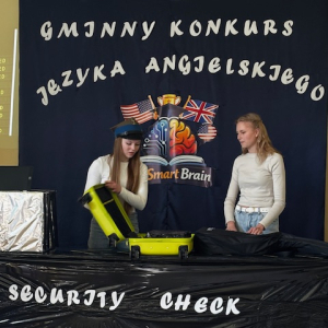 Uczennice naszej szkoły – Natalia Łucarz i Hania Mądrzyk – na  Gminnym Konkursie Języka Angielskiego  w Niedzieliskach. Kliknięcie w zdjęcie spowoduje powiększenie do oryginalnego rozmiaru.