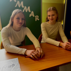 Uczennice naszej szkoły – Natalia Łucarz i Hania Mądrzyk – na  Gminnym Konkursie Języka Angielskiego  w Niedzieliskach. Kliknięcie w zdjęcie spowoduje powiększenie do oryginalnego rozmiaru.