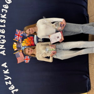 Uczennice naszej szkoły – Natalia Łucarz i Hania Mądrzyk – na  Gminnym Konkursie Języka Angielskiego  w Niedzieliskach. Kliknięcie w zdjęcie spowoduje powiększenie do oryginalnego rozmiaru.