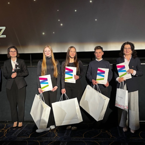 Uczniowie naszej szkoły podczas Uroczystej Gali Laureatów konkursu filmowego „O zawodowcach z humorem w filmowym kadrze” w Galerii Kazimierz w Krakowie. Kliknięcie w zdjęcie spowoduje powiększenie do oryginalnego rozmiaru.