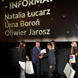 Uczniowie naszej szkoły podczas Uroczystej Gali Laureatów konkursu filmowego „O zawodowcach z humorem w filmowym kadrze” w Galerii Kazimierz w Krakowie. Kliknięcie w zdjęcie spowoduje powiększenie do oryginalnego rozmiaru.