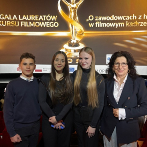 Uczniowie naszej szkoły podczas Uroczystej Gali Laureatów konkursu filmowego „O zawodowcach z humorem w filmowym kadrze” w Galerii Kazimierz w Krakowie. Kliknięcie w zdjęcie spowoduje powiększenie do oryginalnego rozmiaru.