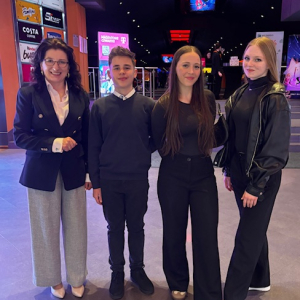 Uczniowie naszej szkoły z nauczycielami  podczas Uroczystej Gali Laureatów konkursu filmowego „O zawodowcach z humorem w filmowym kadrze” w Galerii Kazimierz w Krakowie. Kliknięcie w zdjęcie spowoduje powiększenie do oryginalnego rozmiaru.