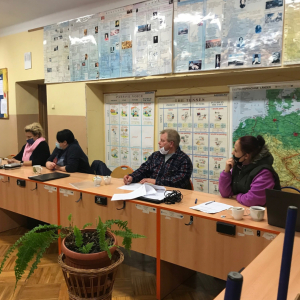 Uczestnicy podczas zajęć z języka angielskiego.  Kliknięcie na zdjęcie spowoduje jego powiększenie do oryginalnego rozmiaru.