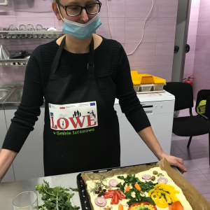 Uczestnicy podczas zajęć kulinarnych. Kliknięcie na zdjęcie spowoduje jego powiększenie do oryginalnego rozmiaru.