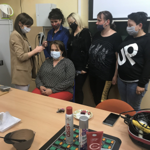Uczestnicy podczas zajęć z fryzjerstwa. Kliknięcie na zdjęcie spowoduje jego powiększenie do oryginalnego rozmiaru.