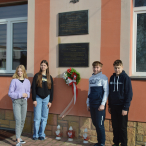 Uczniowie przed pamiątkową tablicą. Kliknięcie na zdjęcie spowoduje jego powiększenie do oryginalnego rozmiaru.